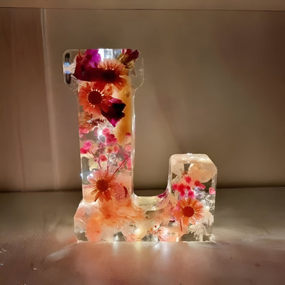 Kwiatowa Lampka LED z Żywicy Dekoracyjna Personalizowana Litera