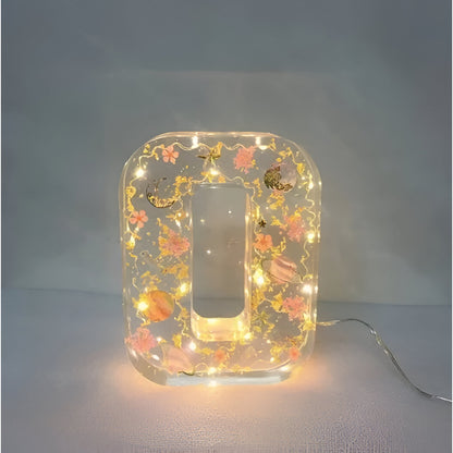 Kwiatowa Lampka LED z Żywicy Dekoracyjna Personalizowana Litera