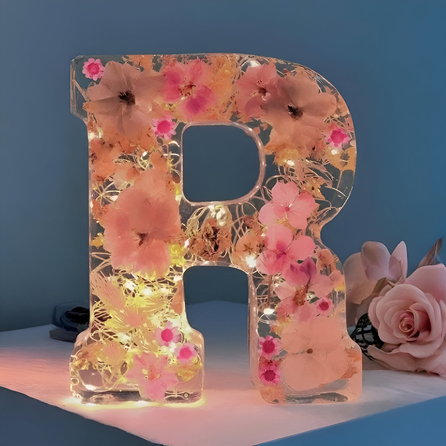 Kwiatowa Lampka LED z Żywicy Dekoracyjna Personalizowana Litera