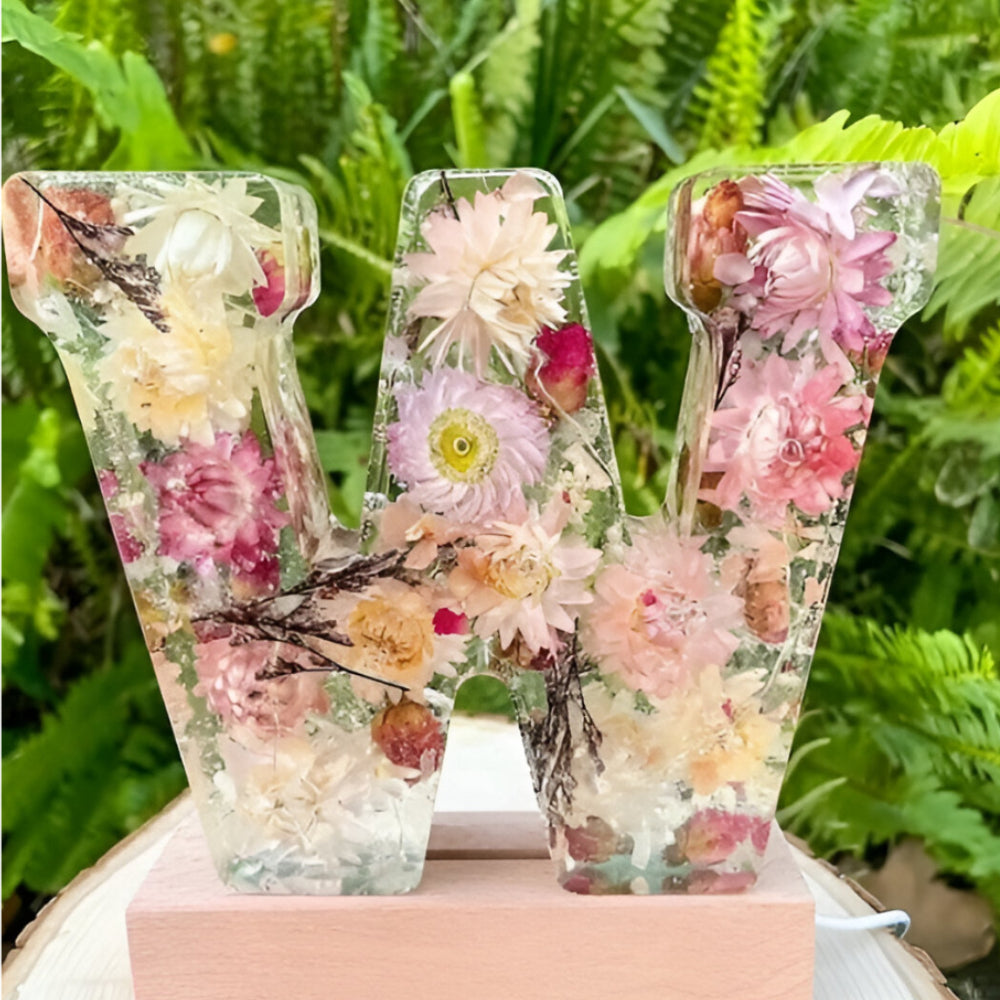 Kwiatowa Lampka LED z Żywicy Dekoracyjna Personalizowana Litera