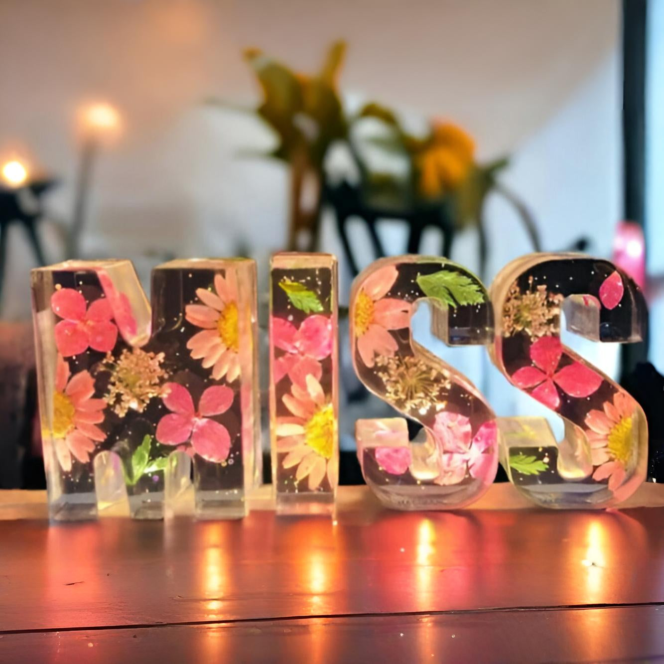 Kwiatowa Lampka LED z Żywicy Dekoracyjna Personalizowana Litera