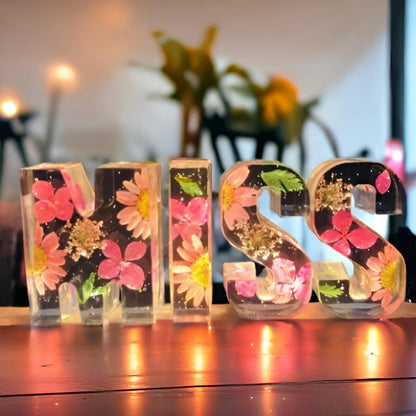 Kwiatowa Lampka LED z Żywicy Dekoracyjna Personalizowana Litera