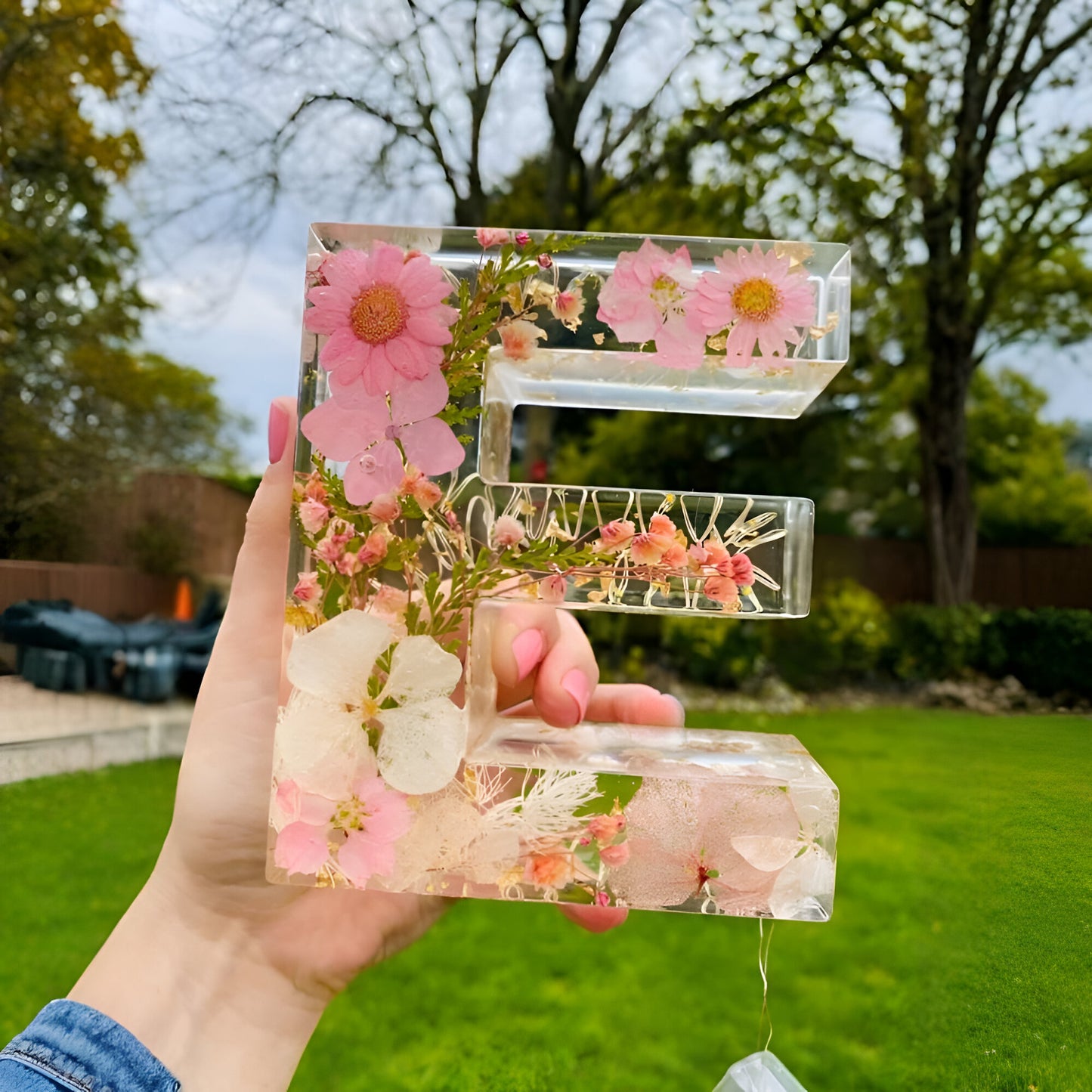 Kwiatowa Lampka LED z Żywicy Dekoracyjna Personalizowana Litera