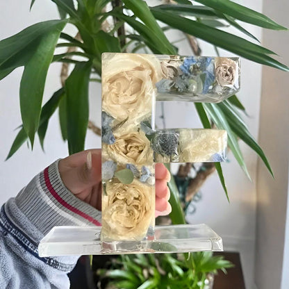 Kwiatowa Lampka LED z Żywicy Dekoracyjna Personalizowana Litera